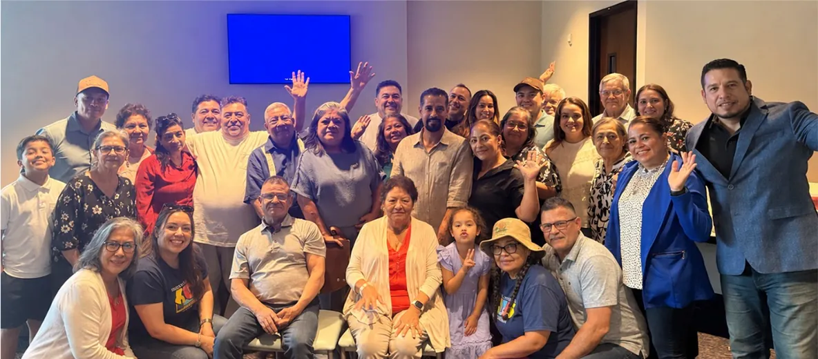 Grupo Oasis reunido, sonriendo juntos